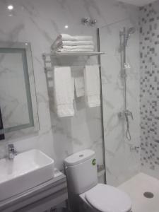 米迪克Hôtel laluna bay的白色的浴室设有卫生间和水槽。