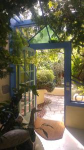 Boën吉尔罗切兹旅馆的通往种植了植物的庭院的蓝色门
