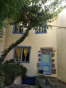Boën吉尔罗切兹旅馆的一座带蓝色门和两扇窗户的房子