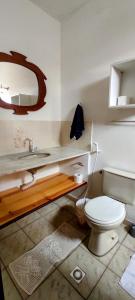 库穆鲁沙蒂巴O Caramuru Hostel - Cumuruxatiba的浴室配有白色卫生间和盥洗盆。