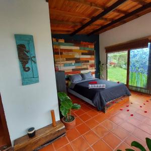 圣弗朗西斯科Naturaleza en armonia的一间卧室配有一张带木制床头板的床