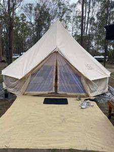 ChildersChilders Nature Camp的一张大帐篷,位于毯子上方