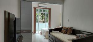 里约热内卢Loft aconchegante no Leblon的客房设有带一张床和镜子的卧室