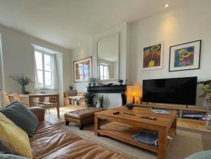 图尔奈Appartement et parking privatif le long de l Escaut的带沙发和咖啡桌的客厅