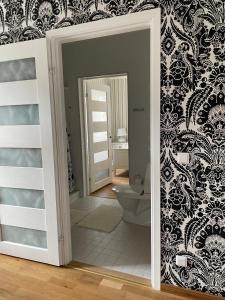 奥泰佩Pühajärve residents的一间带卫生间和墙壁的浴室