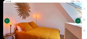 普罗梅尔La maison du village的一间卧室配有一张带黄色床单的床和一扇窗户。