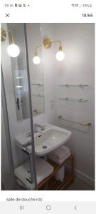 普罗梅尔La maison du village的浴室设有白色水槽和镜子