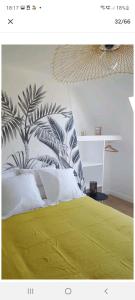 普罗梅尔La maison du village的一间卧室配有一张带绿毯的床