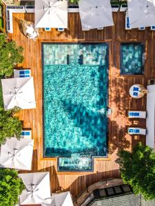 萨潘贾拉尔酒店的享有带遮阳伞的游泳池的顶部景致