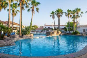 卡拉恩波特赛斯塔玛尔公寓的度假村内棕榈树游泳池