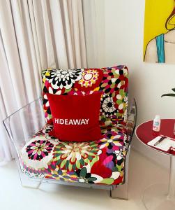 诺伊斯Hideaway Work & Relax, HOMEOFFICE, W-LAN的坐在椅子上的红色枕头