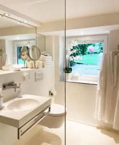 诺伊斯Hideaway Work & Relax, HOMEOFFICE, W-LAN的一间带水槽和镜子的浴室