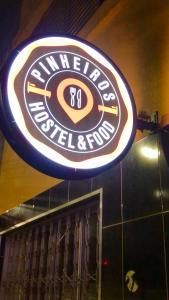 圣保罗Pinheiros Hostel & Food的挂在墙上的鹰熊的标志