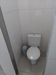 新利马Pousada Vila da Serra - Quarto Cantinho do Sossego的一间小浴室,在摊位设有厕所