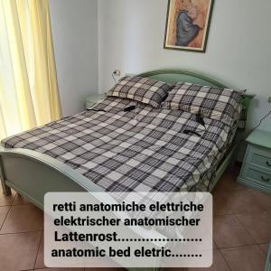 卡奥莱Appartamento Ai Tigli的卧室里的一张床位,上面有读左旋药抗生素的标志