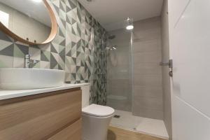 GandoEl encanto的浴室配有卫生间、盥洗盆和淋浴。