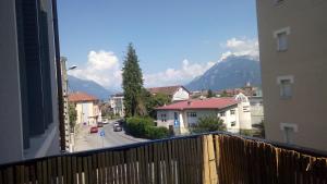 福龙河畔拉罗什Logement tout confort au coeur de la Haute-Savoie - Le Barycentre的享有街道和山脉美景的阳台。