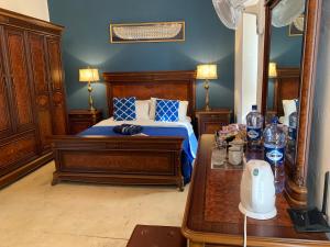 维多利亚Santa Marija House的一间卧室配有一张蓝色墙壁的床和一张桌子