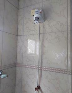 特雷齐蒂利亚斯LU'S HOSTING的浴室内配有淋浴和头顶淋浴