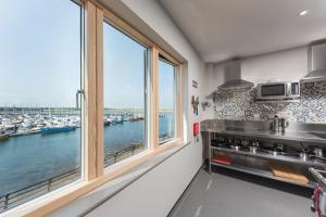 安布尔Radcliffes Lodge的厨房设有俯瞰着码头的大窗户