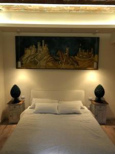 La VillaLa Remessuola的一间卧室配有一张壁画床