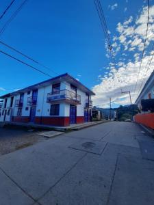 萨兰托Km0 Hostel的白色的建筑,红色和蓝色