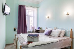 圣彼得堡Breadberry的一间卧室配有一张蓝色墙壁的床和一扇窗户