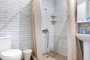 圣彼得堡Breadberry的带淋浴、卫生间和盥洗盆的浴室