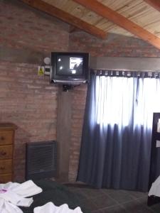 特来凡林La Galensa的卧室设有壁挂式电视和窗户。