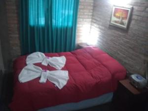 特来凡林La Galensa的一间卧室配有一张红色的床,上面有弓