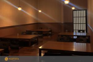 克雷塔罗FUJITAYA Querétaro的用餐室配有桌椅和灯光