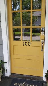 莫比尔The Lafayette House的房屋前门的黄色