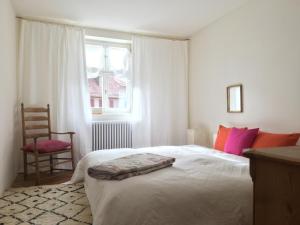 丁克尔斯比尔kirchgässlein的卧室配有床、椅子和窗户。