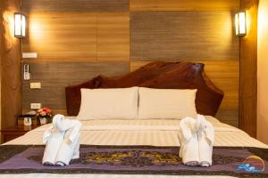 Naiyang Discovery Beach Resort SHA客房内的一张或多张床位