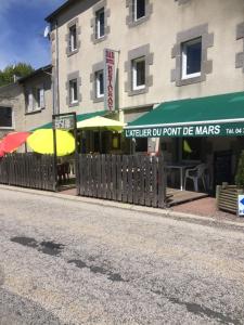 MarsL'Atelier du Pont de Mars的街道上带有栅栏和遮阳伞的建筑