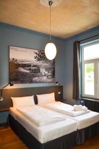 柯尼希斯温特Storyhotel Bergischer Hof Königswinter的卧室设有一张白色大床和天花板