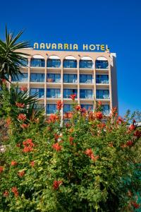 利马索尔Navarria Blue Hotel的树顶上标有标志的酒店