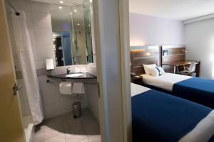 马赛快捷假日马赛圣查尔斯酒店的酒店客房设有两张床和盥洗盆
