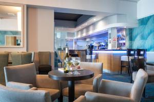 纽基贝雷斯福德酒店的一间带桌椅的餐厅和酒吧