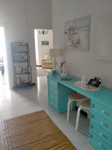 索里Oltre Mare的一间配备有蓝色书桌和椅子的客房