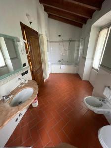 克罗诺奥赛里Bes Hotel Bergamo Cologno al Serio的一间带两个盥洗盆和淋浴的浴室