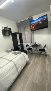 哈德斯菲尔德bvapartments-Queensgate 2的一间卧室配有一张床和一台平面电视