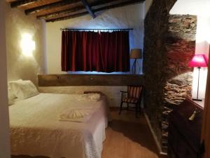 欧里基Solar da Cavalariça的一间卧室配有床和红色窗帘