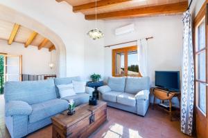 科斯提克斯Villa Son Allarga的客厅配有蓝色的沙发和电视