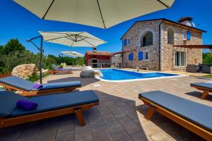 StifanićiRelax house surrounded by olives and vineyard的一座带游泳池和大楼的别墅