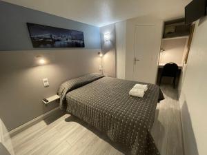 圣维斯鲁瓦西法斯特酒店 - 圣维斯的小卧室配有一张带毯子的床