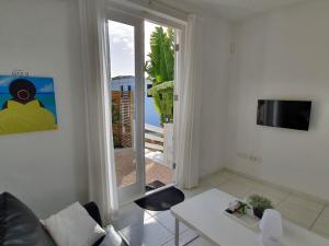 简蒂埃尔B2 APARTMENT with Balcony at JAN THIEL Curacao的客厅配有沙发和桌子