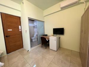 兴达港民宿的客房设有书桌、卫生间和电视。