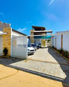 弗雷谢拉斯Villa Flecheiras的房屋前设有停车场,可停放汽车