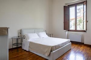 锡拉库扎Re Dionisio Apartments con terrazza by Wonderful Italy的白色的卧室设有床和窗户